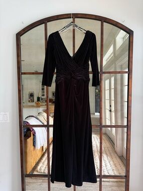 Elegant Black Velvet Long Sleeve V-Neck Dress